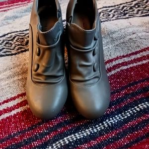 Vintage button up heel grey size 8